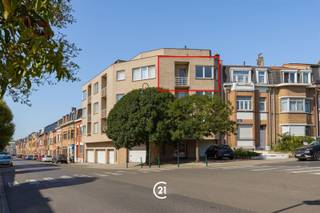 Appartement calme et lumineux situé au 3e étage d'un immeuble bien entretenu et équipé d'un ascenseur. L'appartement comprend 2 chambres, une cuisine équipée et une agréable terrasse. Disponible immédiatement. L'arrêt de bus Peter Benoit se trouve à seulement 200 m.Les charges mensuelles s'élèvent à 140 €, principalement pour la consommation privative d'eau froide et chaude ainsi que pour le chauffage.Possibilité de louer séparément une place de parking intérieure.Idéal pour ceux qui souhaitent vivre au calme, tout en bénéficiant d'un accès facile.