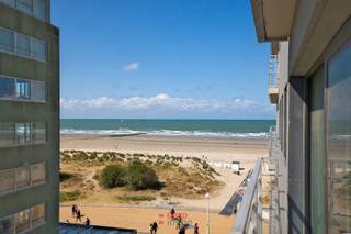 Deze topper ligt werkelijk op 20m van de Zeedijk en het zandstrand van onze badstad. Vanop het staanterras heeft u magnifieke, laterale zeezichten. Tegelijkertijd ligt deze residentie tegen de winkelstraat waardoor u alle winkels bij de hand heeft. Binnenin werd het appartement compleet gerenoveerd. Indeling: inkomhal met vestiairekast; 1 volwaardige slaapkamer; badkamer met inloopdouche, enkele wastafel, hangtoilet en handdoekenradiator; lichte woonkamer met plaats voor eethoek en zithoek; volledig uitgeruste,open keuken. Gemeubeld & instapklaar. EPC: 135 (Label B).<br />