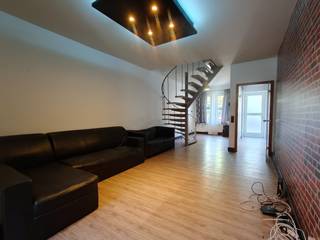 Bij het betreden van de woning kom je in de inkomhal, die toegang geeft tot de gezellige woonkamer. Aansluitend bevindt zich de ingerichte...