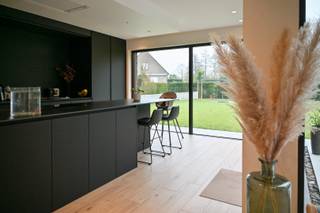 Deze kwalitatieve nieuwbouwwoning gelegen in een rustige groene straat kan nog volledig naar uw hand gezet worden.ONTDEK DE BOUWMOGELIJKHEID VIA DE...