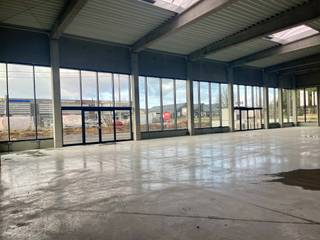 Te huur – Professionele hal met vitrine – GemblouxIdeaal gelegen aan de Chaussée de Tirlemont in Gembloux, vlak bij belangrijke invalswegen en...