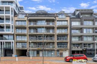 Instapklaar type doorloper appartement, centraal gelegen in de winkelstraat van Nieuwpoort, op wandelafstand van de zeedijk en het openbaar...