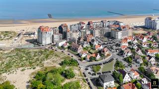 <p>À seulement quelques pas de la digue à Duinbergen, cet exceptionnel duplex spacieux offre quatre chambres et une grande terrasse ensoleillée. Le séjour lumineux avec de larges baies vitrées donne accès à une terrasse accueillante avec une belle vue. Attenante, une vaste salle à manger et une cuisine moderne entièrement équipée, complétée par une buanderie pratique. Dans le hall d’entrée, un vestiaire et un WC invités.</p>
<p>À l’arrière, au calme, se trouvent deux chambres complètes, chacune avec sa propre salle de bain ou salle de douche. À l’étage, deux autres chambres, également avec leur propre salle de douche.</p>
<p>De nombreux rangements sont disponibles grâce aux armoires encastrées. Atouts supplémentaires : une cave privée et la possibilité d’acheter un garage à proximité.</p>
<p>PEB : 273 kWh/m²/an [label C]</p>