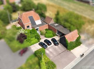 Op zoek naar een pand waar wonen en werken naadloos in elkaar overvloeien? Ontdek deze karaktervolle woning met loods en kantoorruimte aan...