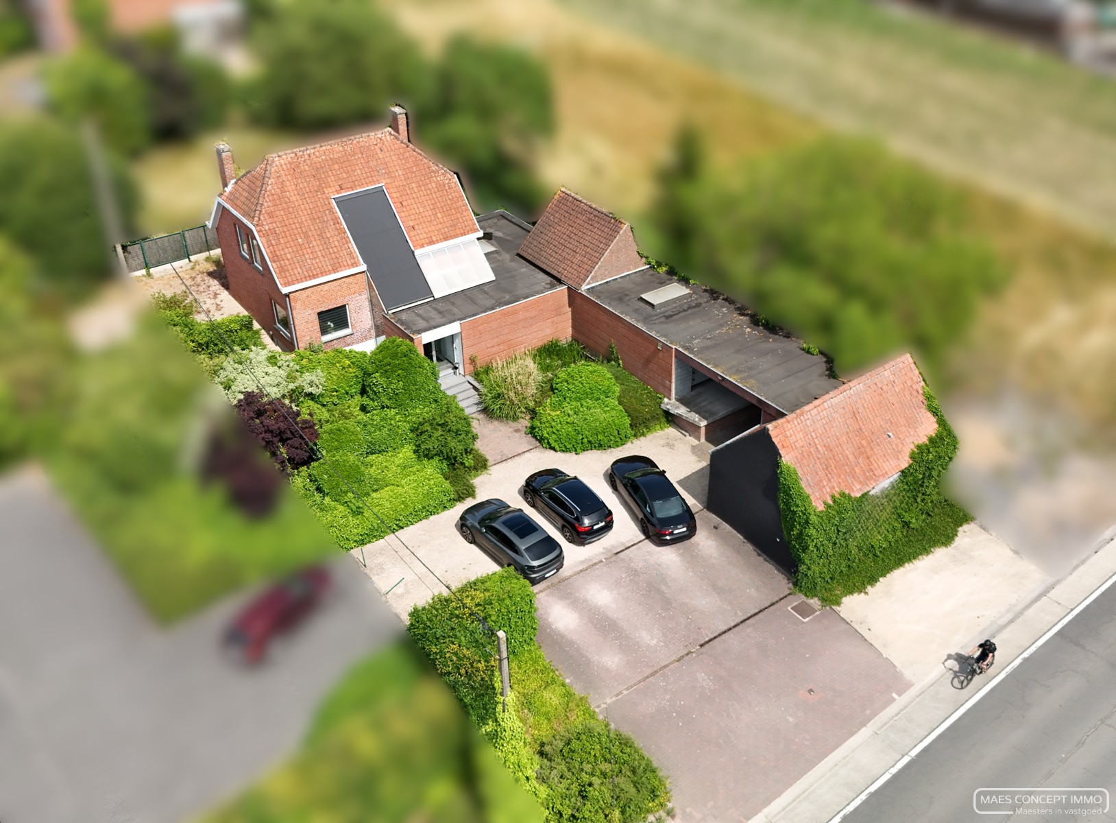 Unieke woning met kantoorruimte en atelier te Waregem - foto 1