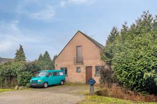 Op een boogscheut van het centrum van Sint-Job-in-'t-Goor vinden we deze ruime vrijstaande woning terug op een perceel van 882 vierkante meter in...