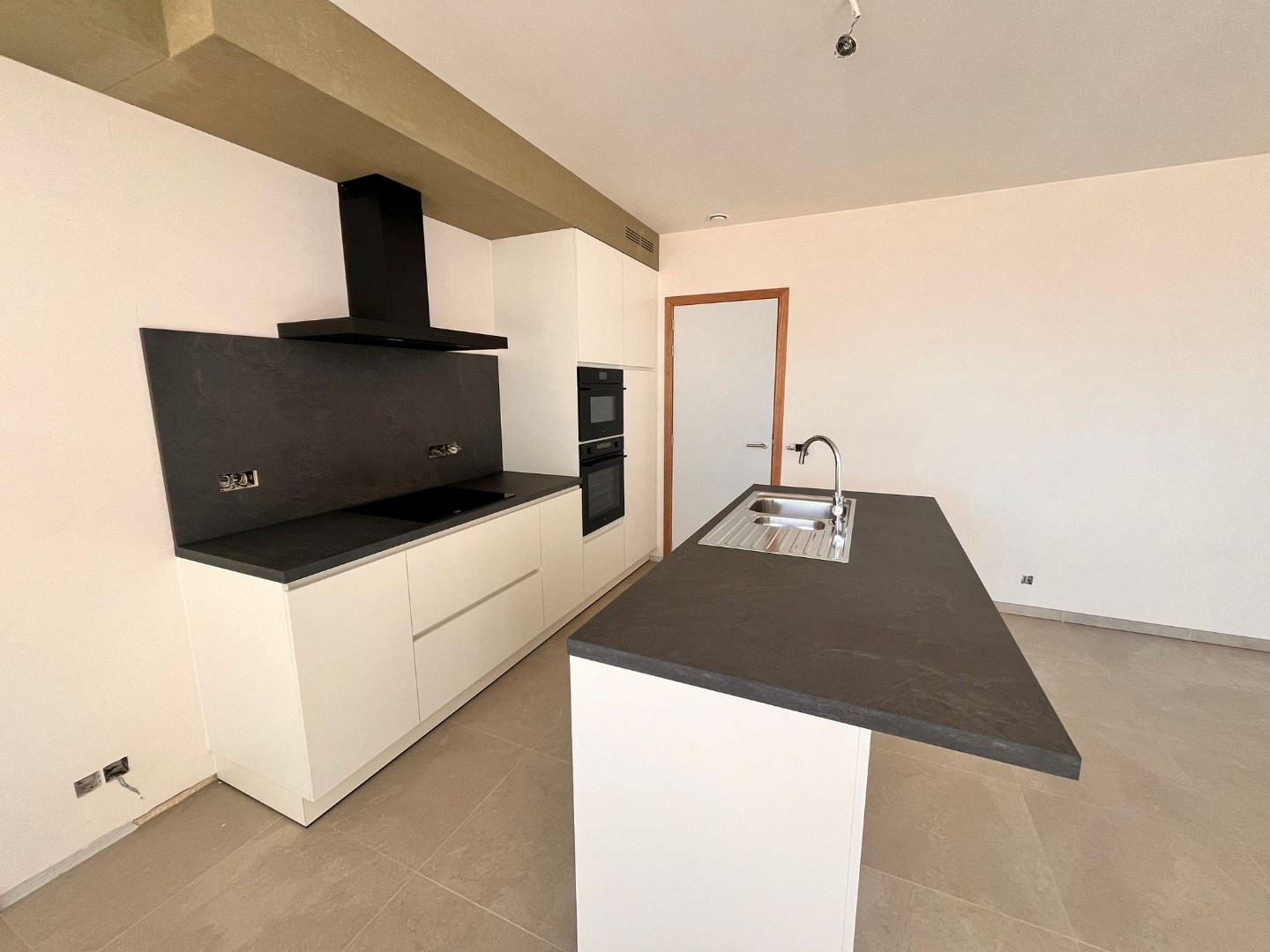 Afgewerkte woning met 2 slaapkamers &amp; ruim zonnig terras en tuin + autostaanplaats en berging - foto 5