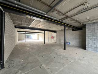 Dit commercieel gelijkvloers, geschikt voor kantoor of dienstverlenende activiteiten, bevindt zich op een uiterst gunstige en zichtbare locatie in Kapellen, op een steenworp van het centrum van Stabroek en Putte. De handelsruimte beschikt over een bruikbare vloeroppervlakte van ca. 175 m². Dankzij de gevelbreedte van 7 meter geniet je zaak van een uitstekende visibiliteit in het straatbeeld. De grote raampartijen aan de achterzijde zorgen bovendien voor veel natuurlijke lichtinval en geven uit op een aangename buitenruimte. Het gelijkvloers wordt aangeboden in casco toestand, waardoor je de unit volledig naar eigen wens en noden kan inrichten. Ideaal voor kantoorruimte, vrij beroep of dienstverlenende activiteiten. Interesse? Aarzel niet om ons te contacteren voor een bezoek ter plaatse of een afspraak op kantoor.