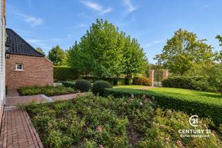 <h3>Statige, recente villa met uitzonderlijke parktuin en tijdloze klasse<span></span></h3>
<p>Deze bijzonder stijlvolle en perfect onderhouden villa combineert een statige architectuur met een verrassend warme woonbeleving op een 25 autominuten van zowel Eindhoven (NL) als Antwerpen. De fraaie architectuur, hoge raampartijen, karaktervolle dakvormen en elegante luiken zorgen voor een tijdloze uitstraling, terwijl binnen vooral ruimte, licht en comfort centraal staan.</p>
<p>Bij het betreden van de woning komt u binnen in een fraaie inkomhal met gastentoilet. Aansluitend bevindt zich een afzonderlijke bureauruimte, ideaal voor thuiswerk. De woonkamer en eetkamer sluiten mooi op elkaar aan en genieten dankzij de grote raampartijen van prachtige zichten op de tuin.</p>
<p>De volledig geïnstalleerde keuken vormt een aangename en functionele leefruimte en beschikt over een praktische naastgelegen berging/wasplaats. Ook de inpandige garage draagt bij aan het dagelijkse comfort en maakt deze woning bijzonder praktisch in gebruik.</p>
<p>Op de verdieping bevindt zich de royale hoofdslaapkamer, waar u ontwaakt met een werkelijk sprookjesachtig uitzicht over de tuin. Deze master suite beschikt over een eigen dressing en een ruime, luxueus uitgewerkte badkamer. Verder bevinden zich op deze verdieping nog drie volwaardige slaapkamers, een tweede badkamer en een afzonderlijk nachttoilet.</p>
<p>De zolderverdieping biedt bijkomende mogelijkheden en kan verder worden ingericht als extra slaapkamer, werkruimte, hobbykamer of polyvalente ruimte.</p>
<h3>Een tuin die u moet beleven</h3>
<p>Ook buiten weet deze villa bijzonder te overtuigen. De volledig omheinde tuin is met veel gevoel voor groen, privacy en beleving aangelegd en vormt zonder twijfel één van de absolute troeven van de eigendom.</p>
<p>Direct aan de woning bevindt zich een heerlijk zonneterras, ideaal voor lange zomerse lunches en diners. Verderop in de tuin ligt een tweede, bijzonder sfeervol terras onder de platanen, een plek waar u op warme dagen in alle rust van de schaduw kunt genieten.</p>
<p>Achteraan op het perceel bevindt zich bovendien een eigen groentetuin met plantenkas, aangevuld met een mooie en praktische tuinberging. Volwassen beplanting, sierlijke hagen, bloeiende hortensia’s en lavendel, open gazons en verschillende zichtlijnen zorgen ervoor dat de tuin telkens opnieuw weet te verrassen.</p>
<p>De woning is recent, perfect onderhouden en volledig instapklaar : alles is aanwezig om onmiddellijk te genieten.</p>
<p>Kortom: een uitzonderlijk complete villa waar uitstraling, comfort, praktische bruikbaarheid en een unieke buitenbeleving op een bijzonder fraaie manier samenkomen. Een eigendom voor wie op zoek is naar rust, privacy, ruimte en kwaliteit — zonder in te boeten op wooncomfort.</p>