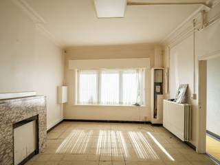 Deze te renoveren stadswoning (bvo 152 m²) bevindt zich op een absolute toplocatie aan het water, met een open zicht dat elke dag opnieuw rust en ruimte brengt.<br /><br />De omgeving is een droom voor liefhebbers van kunst en cultuur, met onder meer het NT Gent en het Industriemuseum op wandelafstand. Ook het recent heraangelegde Baudelopark ligt vlakbij, ideaal voor een ontspannen wandeling of een moment in het groen.<br /><br />Dankzij de gunstige zuidoostelijke oriëntatie geniet je hier van een mooie lichtinval doorheen de dag. De ruime gevelbreedte opent heel wat indelingsmogelijkheden, terwijl de hoge plafonds zorgen voor een extra gevoel van ruimte.<br /><br />Met een eerder compacte oppervlakte vormt deze woning een uitstekende opportuniteit voor wie wil verbouwen zonder overweldigd te worden. Het is de perfecte basis om een eigen stempel te drukken — ideaal voor architecten, creatievelingen of iedereen met een duidelijke visie.<br /><br />Deze woning beschikt over een beperkte buitenruimte (= stadskoer) op de gelijkvloerse verdieping.<br /><br />Een pand met veel potentieel op een toplocatie in het centrum.