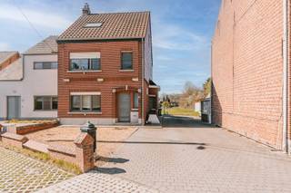 Voor meer info of om een bezoek in te plannen, neem contact op via 016199345 of via pieter.maes@homixx.be. <br /><br />Bent u op zoek naar een karaktervolle, ruime woning op een toplocatie in Aarschot? Dan is deze woning iets voor u! Enkele van de vele troeven: <br />- Mits installatie condensatieketel komt de woning op een EPC-label D en mits installatie van warmtepompen (lucht/lucht) komt de woning op een EPC-label C (zie simulatie-attesten);<br />- Vernieuwd, stevig geïsoleerd dak (2013);<br />- Driedubbele (PVC) beglazing (2010);<br />- Voorzien van rolluiken;<br />- Conforme elektriciteit;<br />- Gescheiden riolering;<br />- Gelegen op 5 minuten van het centrum van Aarschot, op wandelafstand van de dichtstbijzijnde supermarkt en vlakbij de invalswegen naar Leuven, Brussel, Heist-op-den-Berg en Westerlo;<br />- ...<br /><br />INDELING: <br />Gelijkvloers: Inkomhal, gezellige woonkamer met leef- en eetruimte en gaskachel, praktisch ingerichte keuken, ruime veranda, wasplaats, berging, apart toilet en kelder, die kan dienen als voorraadplaats. Buiten is er een mooie, onderhoudsvriendelijke, westelijk georiënteerde tuin, ideaal om hier in alle rust en privacy te genieten van de zon.<br />Verdieping 1: Badkamer met vernieuwde douche, toilet en lavabo, alsook twee ruime slaapkamers en een kamer die kan ingericht worden als berging, bureauruimte of extra badkamer.<br />Verdieping 2: Via de vaste trap bereikt u de zolderverdieping, die volledig afgewerkt werd in 2014 (vloer, muren + dakisolatie). Hier bevinden zich nog twee extra slaapkamers. Buiten is er nog een oprit voor 2 autostsaanplaatsen.<br /><br />De renovatieplicht is van toepassing.<br /><br />Kan u niet wachten om deze prachtige woning te bekijken? Plan dan snel uw bezoek in!