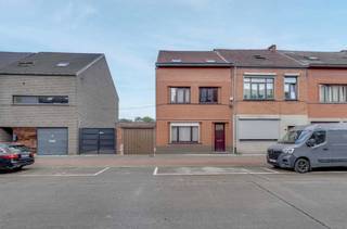 Halfopen gezinswoning met bijgebouwen 65m² en 85m², zonnepanelen en eigen inrit – instapklaar en energiezuinig!Op zoek naar ruimte, comfort én...