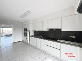 Zeer ruim en lichtrijk appartement gelegen in de Baron Ruzettelaan op wandelafstand van winkels, scholen en openbaar vervoer. Aansluitend is er een vlotte verbinding naar het station en de korte afstand naar de Brugse binnenstad is alvast een troef. Het appartement bevindt zich op de 4e verdieping en biedt zowel vooraan als achteraan een fantastisch terras. <br />De indeling is als volgt : via de inkomhal komt u binnen in een lichtrijke hal met vestiaire. Aansluitend zijn er 3 slaapkamers voorzien met zicht op het water en de torens van Brugge. De badkamer is uitgerust met een inloopdouche, lavabo en aansluiting voor een wasmachine. Een afzonderlijk wc is alvast een extra troef. Op het einde van de hal komt u binnen in de keuken met onmiddellijke verbinding naar de living. Zowel in de living als in de keuken is er een mooi terras voorzien.<br />Als extra is er een private kelder inbegrepen in de verkoopprijs. Een gemeenschappelijke fietsenberging is tevens voorzien voor de medebewoners.<br />Bij dit appartement is de garagebox inbegrepen in de vraagprijs.<br /><br /><br /><br />Troeven :<br />* epc B<br />* 2 fantastische terrassen<br />* Nieuwe ramen <br />* Airco unit voorzien in de living en de slaapkamer <br />* Ruim doorloop appartement<br />* Korte afstand tot de binnenstad<br />* Nabijheid van winkels <br />* Blanco gekeurde elektriciteit <br /><br />Voor info bel : 050/333976 of na 18H 0476/270379<br /><br /><br /><br /><br /><br /><br />