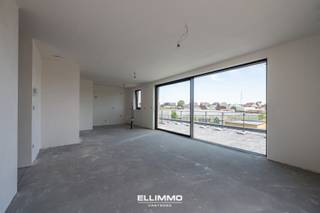 Ruim penthouse van 91,50m2, 2 slaapkamers en een enorm terras van nog eens 30m2 en dit helemaal op het zuiden!! Doorheen het volledige...