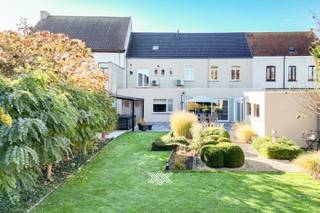 Deze ruime, uitstekend onderhouden woning van ca. 320 m² ligt in het hart van Waarschoot, op wandelafstand van scholen, winkels en horeca. Dankzij...