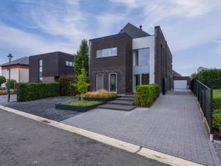 <span><strong>VOLLEDIG INSTAPKLARE MODERNE VRIJSTAANDE WONING MET 3 SLAAPKAMERS OP EEN PERCEEL VAN 6A90CA TE DILSEN-STOKKEM (STOKKEM) <br /><br />TROEVEN<br /></strong>- <span>Gelegen nabij het charmante centrum van Stokkem. <br /></span>- Goede bereikbaarheid naar omliggende steden zoals: Maaseik, Maasmechelen,...<br />- Dichtbij de Nederlandse grens. <br />- <span>Ruime woning met een bewoonbare oppervlakte van maar liefst 175m².<br /></span>- Energielabel A: energiezuinige woning! <br />- 2 badkamers! <br />- Airco. <br />- Vrijstaande garage. <br />- Ruim terras aan de achterzijde van de woning met zicht op de tuin. <strong><br /><br />KELDERVERDIEPING -01 | volledige kruipkelder (+/- 80cm hoogte)</strong><strong><br /><br />GELIJKVLOERS (00) <br /></strong>- Inkomhal (3,15m x 3,55m = 11.18m²): trap naar de eerste verdieping (tredes in eik), wandverlichting, kastenwand in trap, tegelvloer.<br />- Hal (1,25m x 1,00m = 1.25m²): doorgang naar wasplaats, tegelvloer. <br />- Woonkamer (3,30m x 10,00m = 33m²): schuifpui naar tuin/terras, wandmeubel met kasten, lades en indirecte verlichting, airco, tegelvloer. </span><br /><span>- Keuken (5,30m x 3,60m = 19.08 m²): keukenwand met onderkasten, bovenkasten, koelkast, lades, inductiekookplaat, dampkap, werkblad in composiet , vaatwasser, oven, microgolfoven; keukeneiland met onderkasten, spoelbak, werkblad in composiet, lades, ontbijttafel; deur naar tuin & terras, tegelvloer. </span><br /><span>- Toilet (1,70m x 1,10m = 1.87m²): hangtoilet, lavabo, onderkast, tegelvloer.</span><br /><span>- Wasplaats (3,90m x 3,30m = 12.87 m²): inbouwkasten, linnenkoker, aansluiting wasmachine/droogkast, ,kitchenette met spoelbak en onderkasten, luik naar de kruipkelder, deur naar de tuin, tegelvloer. </span><br /><span>- Bureau (3,35m x 4,00m = 13.4 m²): wandmeubel met kast, bureel, onderkasten, verlichting, glazen deur naar de leefruimte, airco, tegelvloer. </span><br /><br /><span><strong>VERDIEPING</strong> <strong>+01 </strong></span><br /><span>- Overloop (1m x 4.75m en 1.45mx1.2m, 3mx2.6m = 14.29 m²): trap naar het gelijkvloers voorzien van glazen balustrade, inbouwkast, wandverlichting, luik naar de zolder, laminaat.<br />- Apart toilet (1,80m x 1,00m = 1.8m²): Hangtoilet, lavabo, tegelvloer.<br />- Slaapkamer 1 (4,00m x 4,70m = 18.8m²): airco, laminaat.<br />- Badkamer 1 (3,10m x 3,45m = 10.69 m²): aansluitend aan slaapkamer 1, wandtegels, inloopdouche, ligbad. Badkamermeubel met dubbele lavabo, lades, linnenkoker naar onderliggende wasplaats, spiegel, tegelvloer.<br />- Slaapkamer 2 (3,50m x 4,00m = 14m²): laminaat. <br />- Slaapkamer 3 (3,30m x 4,00m = 13.2m²): inbouwkasten, airco, laminaat. <br />- Badkamer 2 (2.75m x 1.4m = 3.85m²): Badkamermeubel met lavabo, lades en spiegel. Inloopdouche, toilet, wandbetegeling, tegelvloer.<br />- Dressing (2,00m x 2,70m = 5.4 m²): inbouwkasten, laminaat. <br /><br /><strong>ZOLDERVERDIEPING</strong> <strong>+02: Bergzolder, bereikbaar via luik.</strong><br /></span><br /><span><strong>EXTERIEUR</strong></span><br /><span>- Garage (11,00m x 3,65m = 40.15 m²): automatische sectionale poort, omvormer zonnepanelen, tuinberging, grondwaterpomp, gepolierde betonvloer.<br />- Beklinderde oprijlaan, automatische toegangspoort, omheinde en aangeplant tuin.<br />- Terras: 6.5m x 7.3m en 3.53x2.8m = 57.33m², terrastegels met verlichte rand.<br /><br /><strong>18 ZONNEPANELEN SINDS 2020. </strong><br /><br />Bekijkt u deze advertentie via een aanverwante vastgoedsite, surf dan zeker naar onze website <strong>www.N78vastgoed.be</strong> voor een uitgebreide beschrijving en foto's. <strong>Meer info: +32 (0)89 86 18 88 of info@N78vastgoed.be.</strong></span>