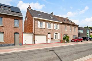 Deze goed gelegen woning biedt ruimte op een groene locatie nabij Heverleebos! Het dak werd reeds vervangen en voorzien van 12cm isolatie. Het EPC is gemakkelijk te verbeteren en de renovatieverplichting te voldoen door het vervangen van de oude en niet efficiënte stookolieketel. Enkel het plaatsen van een condenserende gasketel verlaagt het EPC naar 316kWh(D-label) wat volstaat voor de renovatieverplichting. Indien u hier bovenop de linker zijgevel isoleert met 14cm isolatie dan verlaagt het EPC meteen naar 280kWh(C-label). De EPC simulaties zijn verkrijgbaar op aanvraag.<br /><br />Bestaande uit een ruime leefruimte met hoge plafonds, een open keuken met aansluitend een ruime eetplaats met zitplaats, een traphal met een apart toilet en 2 garages. Op het verdiep zijn 3 ruime slaapkamers en een ruime badkamer voorzien. Onder het dak is een vierde en bijzonder ruime slaapkamer/polyvalente ruimte voorzien dewelke verder opgedeeld kan worden.<br />De woning is deels onderkelderd. De tuin is west georiënteerd en voorzien van een terras, een grasveld en verschillende bergingen. <br /><br />Indien u deze leuke woning graag bezoekt dan kan u mij steeds bereiken via arnaut@immojanstas.be of op 0495292080.<br /><br />Bijkomende info (EPC, bodemattest, elektriciteitsattest, enz...) kan U hier downloaden ↓