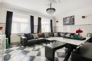 <p><span>Een opbrengsteigendom / handelshuis bestaande uit 3 appartementen en een handelsgelijkvloers.</span></p><p><span> </span></p><p><span>De Kattenberg is een iets rustigere straat doch zeer dicht bij de Turnhoutsebaan.</span></p><p><span> </span></p><p><span>* het handelsgelijkvloers is 168m² groot</span></p><p><span>* afzonderlijke ingang naar 3 appartementen (elk +/- 70m²)</span></p><p><span>* gemene delen in normale staat,</span></p><p><span>* huur inkomen app. 1.650euro per maand. (kan geïndexeerd worden naar 2291€)</span></p><p><span>* het gebouw moet niet gerenoveerd worden</span></p><p><span>* handelspand momenteel vrij</span></p><p><span>* ventilatie in de badkamers</span></p><p><span>* keukens: hedendaags comfort</span></p><p><span>* ASBESTVEILIG</span></p><p><span> </span></p><p><span>Het gebouw bevindt zich op een strategische locatie dichtbij het centrum, vlot bereikbaar.</span></p><p><span> </span></p><p><span>epc glvls handelspand label B</span></p><p><span>epc 1ste 106 kwh label B</span></p><p><span>epc 2de 105 kwh label B</span></p><p><span>epc 3de 172 kwh  label B</span></p><p><span> </span></p><p><span> </span></p><p><span> </span></p><p><span> </span></p>