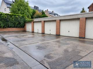 <p><span>Square Estate biedt u deze afgesloten garagebox aan, ideaal gelegen in de onmiddellijke nabijheid van de Markt van Wemmel, in een vlot bereikbare omgeving.</span></p><p><span>De garage beschikt over comfortabele afmetingen met een lengte van 5,56 m, een breedte van 2,85 m en een poort hoogte van 1,88 m, waardoor er plaats is voor een voertuig met behoud van extra bergruimte.</span></p><p><span>De garagebox is momenteel verhuurd, wat hem ook interessant maakt voor een investeerder die op zoek is naar een eigendom dat reeds huurinkomsten genereert.</span></p><p><span>Een ideale oplossing voor toekomstig eigen gebruik, opslag of als investering in een gegeerde buurt van Wemmel.</span></p><p><span>Voor meer informatie of om een bezoek te plannen, kunt u contact opnemen met Square Estate via 02/460.42.01 of <span>info@square-estate.be</span></span></p>