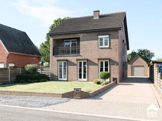 <p><strong>Instapklare, energiezuinige gezinswoning op 10are in groene, rustige omgeving van Pelt.</strong></p>

<p>Op een prachtig perceel van <strong>10a00ca</strong> in de landelijke Hobosstraat vindt u deze uitstekend onderhouden woning (1981) met <strong>226 m² bruikbare vloeroppervlakte</strong>. De woning beschikt onder andere over <strong>3 ruime slaapkamers</strong>, bureel/berging, een lichtrijke leefruimte, vernieuwde keuken, 2 badkamers, ruime bergzolder, opslagkelder, kruipkelder en een fraai aangelegde tuin met zonneterras, vrijstaande garage en carport. Alle constructies zijn vergund. Dankzij talrijke renovaties (o.a. ramen en deuren, keuken, condensatieketel, dak- en spouwisolatie) geniet u van hedendaags wooncomfort. Met <strong>EPC-label B</strong>, hoogrendementsbeglazing, ingebouwde pelletkachel en condenserende gasketel is dit bovendien een energiezuinige woning. Ontdek ook de praktische indeling via de <strong>bijgevoegde indelingsplannen</strong>.</p>

<p><strong>Uitgevoerde renovaties:</strong></p>

<ul><li>2008: plaatsing ingebouwde pelletkachel.</li><li>2012: nieuwe PVC ramen HR++, deuren en rolluiken.</li><li>2013: nieuwe zinken goten.</li><li>2014: condenserende gasketel Vaillant, nieuwe radiatoren, aanleg steentapijt, nieuwe binnendeuren.</li><li>2016: dakisolatie</li><li>2018: nieuwe keuken, nieuwe sanitaire leidingen.</li><li>2021: spouwmuurisolatie</li></ul>