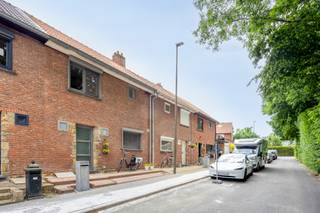 <p>Te koop: instapklare woning in Battel met open leefruimte en zuidoostgerichte tuin</p><p><br /></p><p>Deze prachtige woning ligt in het rustige Battel vlakbij Mechelen, met vlotte verbinding naar invalswegen. De open woonkamer biedt een prachtig uitzicht op de zonnige tuin, waardoor binnen en buiten naadloos in elkaar overlopen. Dankzij de verzorgde afwerking en de conforme attesten is het huis volledig instapklaar, ideaal voor wie zonder verbouwingen wil verhuizen.</p><p><br /></p><p>Belangrijkste ruimtes:<br />• Open woonkamer met ingemaakte kasten en tuinzicht<br />• Keuken met dubbele spoelbak, vaatwasser, dampkap, microgolfoven, koelkast, oven, elektrische kookplaat en ingemaakte kasten<br />• Drie slaapkamers<br />• Badkamer met inloopdouche en dubbele wastafel in meubel<br />• Kelder met wasruimte en aansluiting wasmachine<br />• Berging met verwarmingsketel<br />• Tuin (124 m², zuidoost) met terras en tuinhuis</p><p><br /></p><p>Troeven:<br />• Instapklaar<br />• Heel rustig gelegen in Battel<br />• Zicht op de zuidoostgerichte tuin vanuit de open woonkamer</p><p><br /></p><p>Neem vandaag nog contact op met je ERA-makelaar voor een bezoek.</p><p><br /></p><p>JOUW DROOMHUIS. ZO GEVONDEN!</p>