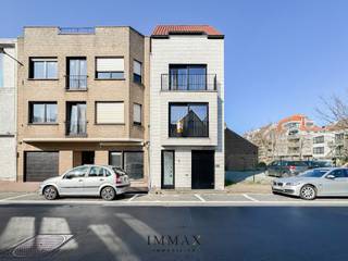 Deze recente woning is gunstig gelegen nabij het centrum en de Lippenslaan van Knokke. Op het gelijkvloers beschikt de woning over een...