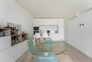 Voor meer info en foto’s, surf naar www.swevers.be – In het centrum van Beringen, op wandelafstand van winkels, horeca en openbaar vervoer, vindt u dit instapklare appartement van 75 m² in de Graaf van Loonstraat 12 bus 39. Gelegen in een recent gebouw uit 2022, combineert deze woonst een moderne afwerking met een praktische indeling en optimaal wooncomfort.<br />Via de inkomhal bereikt u alle ruimtes van het appartement. De open leefruimte van 16,73 m² vormt samen met de keuken van 10 m² een aangenaam geheel waar wonen, koken en ontspannen naadloos in elkaar overlopen. Dankzij de doordachte indeling geniet u van een comfortabele woonomgeving met voldoende plaats voor een zithoek en eethoek. De ruime slaapkamer van 13,25 m² biedt plaats aan een dubbel bed en kleerkast en ligt rustig gescheiden van de leefruimte. De badkamer is uitgerust met een douche en dubbele wastafel. Daarnaast beschikt het appartement over een apart toilet en een praktische berging met ruimte voor wasmachine, droogkast en extra opslag. Een extra troef is het terras van 12,75 m², bereikbaar vanuit de leefruimte. Hier geniet u van een aangename buitenruimte met voldoende plaats voor een tafel en stoelen of een compacte loungeset. Dankzij de centrale ligging bevinden alle dagelijkse voorzieningen zich vlakbij en bereikt u de autosnelwegen op slechts 4 kilometer. Dit appartement is een uitstekende keuze voor wie op zoek is naar een recent, onderhoudsvriendelijk en centraal gelegen appartement met één slaapkamer en een comfortabele buitenruimte.<br />Voor meer informatie, bel 011 255 155. Bron bewoonbare oppervlakte: EPC – verslag.