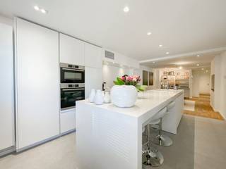 Appartement élégant et prêt à emménager avec une grande terrasse, situé à quelques pas de la mer.<br />L'appartement avec entrée privée est fini avec des matériaux de qualité.<br />Disposition: Cuisine ouverte entièrement équipée avec table à manger intégrée, offrant tout le confort. Salon convivial. Buanderie séparée prévue pour l'installation d'une machine à laver. Première chambre complète avec armoires encastrées. Dressing séparé. Salle de douche. Deuxième chambre complète avec armoires encastrées et une troisième chambre adjacente avec armoires encastrées. Salle de bains. Deux des trois chambres donnent sur la terrasse avec un espace de rangement à l'arrière. Faibles charges générales.<br />L'appartement est fortement recommandé en raison de sa finition, de son confort, de son emplacement,...