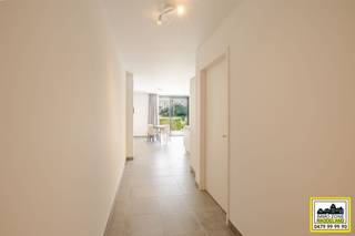 <p>"ABSOLUTE TOPPER" Afspraak ENIGE BEZOEKDAG uitsluitend telefonisch via Elias op 0479/ 57 .22 .88. Meer info via Facebook "Remue Randy" – LIKE de pagina en blijf op de hoogte van alle nieuwe panden. In Residentie Dil’Flats gelegen te D'Arconatistraat 77 in Dilbeek, treffen we één van de meest gerenommeerde residenties van de regio Dilbeek, deze prachtige assistentiewoning. Indeling: Bij het binnenkomen bevindt zich de ruime inkomhal, met aan de rechterzijde de toegangsdeur naar de master slaapkamer die via zijn hoekraam uitzicht geeft op het schitterende privédomein. Aansluitend treffen we de moderne badkamer met inloopdouche, wastafel met opbergruimte en toilet. Verder hebben we de volledig uitgeruste open keuken, voorzien van kwalitatieve Miele-toestellen waaronder een vaatwasser, wasmachine, combi-oven en ceramische kookplaat. De leefruimte is voorzien voor een eetplaats en een ruime zithoek, met aansluitend toegang tot het zeer grote privé-terras van maar liefst 34 m². Bekend om haar uitmuntende service, luxe en comfort, kent deze residentie een wachtlijst aan geïnteresseerde bewoners. Deze flat is onmiddellijk beschikbaar voor eigen bewoning of verhuurd via de wachtlijst aan kandidaat-huurders indien aankoop als investering. Een absolute topper voor 65+ op zoek naar zorgeloos wonen in een hoogstaande omgeving,<br />P-score A / G-score A.<br />VOOR ZEER SNELLE BESLISSERS!<br />IMMO ZONE RHODELAND – Elias Le Juste 0479/ 57 .22 .88</p>