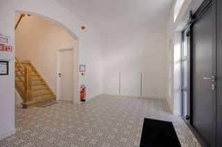 Volledig <strong>nieuw </strong>appartement met<strong> mooi terras</strong> (georiënteerd naar het Zuiden) gelegen op de eerste verdieping in kleinschalige residentie van 6 appartementen. Het omvat een inkomhal, volledig <strong>vernieuwde keuken</strong> uitgerust met vaatwasser, grote koelkast met vriesvak, kookplaat op inductie, ingebouwde oven en een aansluitende berging/wasplaats. Een <strong>lichtrijke leefruimte</strong> met rechtstreekse toegang tot het terras die aansluit op de halfopen keuken. Een <strong>vernieuwde badkamer</strong> voorzien van een douchecel, wastafel met meubel en toilet en een uitgerust met rolluiken. Tot slot nog <strong>twee slaapkamers</strong>.<br /><br />Verder beschikt deze eigendom over een <strong>ruime kelder </strong>en <strong>fietsstalling </strong>voor twee fietsen.<br /><br />Het appartement wordt volledig <strong>geschilderd opgeleverd,</strong> is <strong>uitgerust met screens </strong>en er hangt <strong>overal verlichting!</strong><br /><br />Technisch is het appartement voorzien van een <strong>ventilatiesysteem, conforme elektrische keuring en een brandcentrale.</strong> Het appartement is uitgerust met centrale verwarming op aardgas (condensatieketel). <br /><br />Energiezuinig appartement met <strong>EPC-score 82 (A)</strong>.<br /><br /><strong>Gratis parking</strong> op 200m, Tangent en E19 vlot bereikbaar met als het centraal station van Mechelen.<br /><br />Het appartement wordt voor de eerste keer verhuurd na de renovatie en is <strong>onmiddellijk beschikbaar.</strong><br /><br />Gemeenschappelijke kosten --> <strong>€40/maand (forfait).</strong><br /><br />Voor meer info of een bezichtiging --> <strong>cedric@immovos.be </strong>