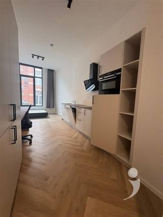 <p><span>Hoogwaardig gerenoveerde studentenstudio in het hart van Leuven</span></p><p><span>Deze volledig gerenoveerde studentenstudio ligt op een toplocatie in de Parijsstraat, midden in het bruisende centrum van Leuven. Dankzij de centrale ligging bevinden de belangrijkste campussen, winkels, gezellige cafés en restaurants zich op wandelafstand.</span></p><p><span>De studio werd recent volledig gerenoveerd en is kwalitatief en stijlvol afgewerkt, met aandacht voor comfort, functionaliteit en een moderne uitstraling. De praktische indeling maakt optimaal gebruik van de beschikbare ruimte en biedt een aangename woonomgeving voor één student.</span></p><p><span>Troeven:</span></p><ul><li><span>Volledig gerenoveerde studentenstudio</span></li><li><span>Hoogwaardige en moderne afwerking</span></li><li><span>Gelegen in het centrum van Leuven</span></li><li><span>Alles op wandelafstand: campussen, winkels, horeca en openbaar vervoer</span></li><li><span>Ideale ligging voor studenten die graag centraal wonen</span></li></ul><p><span> </span></p><p><span> </span></p><p><span>Een instapklare studio op een uitstekende locatie in Leuven, ideaal voor wie comfort en een bruisende stadsomgeving wil combineren.</span></p><p><span>Vraag vrijblijvend uw bezoek aan via student@immolivit.be</span></p>