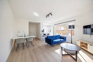Locatie:
Sommige plekken voelen meteen vertrouwd. Dit appartement ligt op de eerste verdieping van een karaktervol hoekgebouw in de Kanunnikenstraat, in de Antwerpse wijk Kiel. Scholen, winkels en de huisarts vind je om de hoek, en op vijf minuten wandelen sta je in het groen van het Kielpark. Vanaf de tramhalte Kielpark rijd je zo naar het stadscentrum, het station Antwerpen-Zuid ligt op zes minuten fietsen en het levendige Zuid op een tiental minuten. Met de wagen zit je snel op de Ring en de A12.

Indeling:
In de ruime leefruimte valt het licht langs verschillende kanten binnen, dankzij de vele ramen van dit hoekgebouw. Aansluitend ligt de moderne open keuken met ontbijttoog en inbouwtoestellen: de plek voor een snelle koffie in de ochtend of een babbel terwijl het eten op het vuur staat.

Via de hal bereik je de twee slaapkamers van ca. 17 m² en 7 m². Een extra multifunctionele ruimte is nu ingericht als slaapruimte, maar wordt even goed je bureau, dressing of hobbyruimte. De moderne badkamer is uitgerust met een inloopdouche, wastafel en toilet.

Kelder en garage: een private kelder biedt extra opbergruimte. Daarnaast kun je afzonderlijk een of twee garageboxen aankopen, zodat je in de stad nooit naar een parkeerplaats hoeft te zoeken. Van een ontbijt aan de toog tot een avond in je eigen hoekje: hier krijgt elk moment zijn plek.

Troeven:

Lichtrijke leefruimte met ramen aan verschillende zijden
Moderne open keuken met ontbijttoog en inbouwtoestellen
Twee slaapkamers van ca. 17 m² en 7 m²
Extra multifunctionele ruimte – bureau, dressing of hobbyruimte
Hedendaagse badkamer met inloopdouche
Private kelder en optie op twee garageboxen

Technische gegevens:
Het appartement beschikt over individuele centrale verwarming op gas en PVC-ramen met thermische dubbele beglazing, voor een warm en comfortabel interieur. Een parlofoon is aanwezig.

Extra:
Garageboxen: twee garageboxen, afzonderlijk aan te kopen aan € 25.000 per stuk

Benieuwd naar de waarde van je woning? Vraag een gratis schatting aan via lex@bauwensvastgoed.be