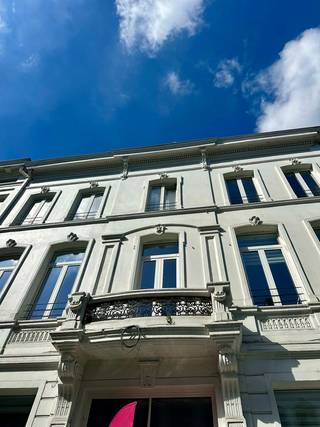 BEZOEKEN ENKEL OP AFSPRAAK VIA MAIL: stephanie@immodelestre.beKIJKDAG: 27 april (avond). Ontdek dit ruim en lichtrijk duplexappartement (ca. 125 m²)...