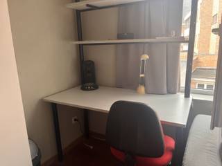Ce studio agréable et entièrement meublé bénéficie d’un emplacement idéal au Diestsestraat 29B, à quelques pas de la Grand-Place, des commerces, des restaurants et des transports en commun. Situé à l’arrière de l’immeuble au deuxième étage, il offre un cadre de vie calme et paisible en plein centre de Louvain.<br /><br />Le studio est aménagé de manière pratique et comprend une kitchenette intégrée, une table à manger, un bureau, un lit escamotable (90 x 200 cm) ainsi qu’une salle de bains avec douche, lavabo et toilettes. Grâce à son agencement fonctionnel, l’espace disponible est utilisé de manière optimale.<br /><br />Le studio est disponible immédiatement.<br /><br />Le loyer mensuel est de 725 €, avec une provision de 80 € par mois pour les charges.<br /><br />N’hésitez pas à nous contacter pour plus d’informations ou pour organiser une visite.