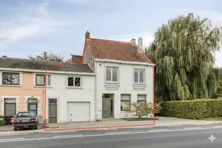 Rez-de-chaussée :- Hall d'entrée sur sol carrelé avec accès au grand espace de vie, divisé en un coin repas et un coin salon. Le salon est équipé...