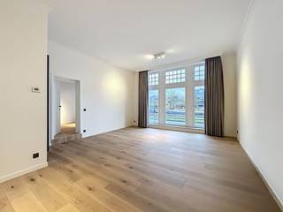 Dit appartement aan de stadsrand van Brugge werd recent met zorg gerenoveerd. Het beschikt over twee slaapkamers en een praktische indeling...