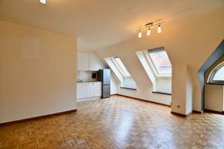 ***NIEUWE PRIJS***Dit <strong><span>instapklare één</span></strong>-slaapkamerappartement is gelegen in het hart van Sint-Truiden, op wandelafstand van alle voorzieningen, vlak achter de Grote Markt. Het appartement is gelegen op de 3de verdieping van residentie Belvista in de Beekstraat.<br /><br />We betreden het appartement via de inkomhal, met apart gastentoilet. Vanuit de inkomhal komen we terecht in de L-vormige leefruimte met open keuken. De open keuken is voorzien van een keramische kookplaat, een dampkap, een dubbele spoelbak en een vrijstaande koelkast met diepvries. Het appartement geniet van veel lichtinval dankzij de grote dakraampartijen, wat zorgt voor een aangename en open sfeer in de leefruimte. De <strong><span>degelijke parketvloer</span></strong> draagt bij aan de warme en stijlvolle uitstraling. Het appartement is voorzien van een ruime slaapkamer met aansluitend de badkamer. Deze werd recent vernieuwd en biedt modern comfort.<br /><br />Gelegen op wandelafstand van winkels, horeca, openbaar vervoer en alle stadsvoorzieningen, is dit appartement ideaal voor wie graag centraal woont zonder in te boeten op rust en privacy.<br /><br />Op zoek naar een goede investering of gezellige thuisbasis? Bel ons snel op 011 70 70 19