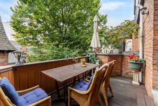 In het hart van het bruisende centrum van Turnhout, op wandelafstand van winkels, supermarkten, slager, cafés en alle voorzieningen, vindt u dit instapklaar en uitzonderlijk ruim, lichtrijke appartement met een bewoonbare oppervlakte van ca. 160 m² én twee zonnige terrassen.<br /><br />Gelegen op de tweede verdieping van een verzorgd appartementsgebouw (met lift), beschikt het appartement over een comfortabele indeling met o.a. 3 slaapkamers, 2 badkamers, 2 kelderbergingen én een aparte studio met eigen ingang. Ideaal voor co-housing, inwonende kinderen of een zelfstandige praktijk.<br /><br />Indeling:<br />De gemeenschappelijke inkomhal met lift brengt u tot de tweede verdieping.<br /><br />Bij binnenkomst in het appartement bevindt zich een ruime inkomhal met gastentoilet, handenwasser en een technische berging. Vervolgens komt u in een grote lichtrijke ruimte met open keuken en gezellige leefruimte die toegang biedt tot het eerste zonneterras.<br /><br />De masterbedroom beschikt over een ensuite badkamer met ligbad, vernieuwde inloopdouche en dubbele wastafel. Vanuit deze slaapkamer heeft u toegang tot slaapkamer 2.<br /><br />Via de woonkamer bereikt u de studio – momenteel ingericht als tweede leefruimte. Deze beschikt over een eigen ingang, een derde slaapkamer, een tweede badkamer, een extra berging én toegang tot het tweede zonneterras. De studio is perfect integreerbaar of afzonderlijk te gebruiken.<br /><br />Bijzonderheden:<br />- Handelspand optioneel bij aan te kopen voor 350.000 euro <br />(Baron Frans du Fourstraat 4 bus 11 + bus 12). <br />- Toplocatie in centrum van Turnhout <br />- Aanwezigheid van lift <br />- Gunstig EPC label (B) van <br />- 2 CV installaties aanwezig (appartement + studio) <br />- Het appartement beschikt over inbouw muziekinstallatie <br />- Verwarming op aardgas <br />- 2 schitterende terrassen <br />- Garagebox onder Turnova optioneel aan te kopen voor 45.000 euro.