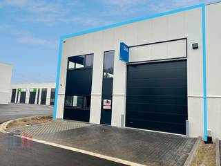 Nieuwbouw KMO-unit met een oppervlakte van 288 m² met een mezzanine van 69 m² en 5 privatieve parkeerplaatsen te koop. Strategisch gelegen op het industrieterrein 'Genk-Noord' in het centrum van Limburg, vlakbij de op- en afritten 30 'Park Midden Limburg' en 31 'Genk centrum' van de E314.<br /><br />Het magazijn met een vrije hoogte van +/- 6,5 m is voorzien van twee automatische sectionale poort (4 m x 4,5 m), een polybetonvloer (2,5 t/m²), lichtstraat met rookluik, septische put, raampartijen en LED-verlichting. Dankzij de aanwezigheid van de twee sectionale poorten (1 aan de voorzijde en 1 aan de achterzijde) kan er een flow gecreëerd worden. Het bedrijfsgebouw is geschikt voor zowel opslag als productie en biedt dus een ideale omgeving om te ondernemen. De unit maakt deel uit van de gloednieuwe KMO-ontwikkeling 'Green Business Woudpark' bestaande uit 39 duurzame KMO-units.<br /><br />Contacteer PANORAMA B2B voor bijkomende inlichtingen of een vrijblijvend plaatsbezoek 011 220 500.