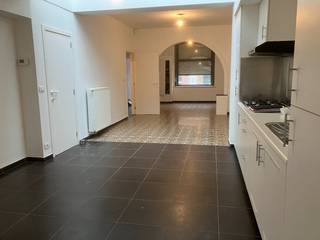 Grote woning om goede verbindingsweg...<br /><br />Via de inkomhal met apart toilet, komen we in de leefruimte. Deze ruimte is opgedeeld in verschillende ruimtes, nl: voorplaats, middenplaats, keukenruimte en achteraan extra leefruimte met zicht op tuin en terras.<br />Op het gelijkvloers is er eveneens een praktische badkamer en een CV-berging aanwezig.<br />Op de eerste verdieping zijn 2 grote slaapkamers ingedeeld en toegang tot de geïsoleerde zolder.<br /><br />Achter de woning is een diepe tuin met tuinberging en een garage met uitweg aan de achterzijde.<br /><br />De woning ligt op een belangrijke invalsweg van Menen naar Geluwe, van waaruit openbaar vervoer, winkels en scholen gemakkelijk bereikbaar zijn.