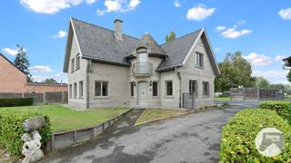 EERSTE BEZOEKDAG ZATERDAG 7/11 VAN 10U TOT 13U (enkel op afspraak!)<br /><br />KALKEN - Deze ruime woning met stallen, loods en weide bevinden zich op een perceel van maar liefst 82a. Alle voorzieningen zoals supermarkten, scholen, winkels, ontspanningsfaciliteiten en het openbaar vervoer bevinden zich in de directe omgeving. Daarnaast geniet deze woning van een heel goede bereikbaarheid door de nabijheid van de op- en afritten van de E17 en de R4.<br /><br />Naar indeling toe bevindt zich op het gelijkvloers een prachtige inkomhal, een lichtrijke woonkamer, een keuken, een apart toilet, een bureel, een badkamer met douche en een inpandige, dubbele garage. Op de eerste verdieping bevinden zich 4 slaapkamers en een badkamer met ligbad. Verder is er ook nog een zolder.<br /><br />Naar comfort toe beschikt deze woning over een conforme elektriciteitsinstallatie, 20cm vloerisolatie (zolder), dubbele beglazing met houten profielen, muurisolatie (5cm), centrale verwarming op stookolie,.. <br /><br />Buiten geniet je van een aangename tuin met zicht op de weide. De verschillende stalgebouwen en de ruime loods bieden heel wat mogelijkheden en vormen samen met het omvangrijke perceel een belangrijke troef van deze eigendom.<br /><br />Kortom, een interessante opportuniteit voor wie op zoek is naar een ruime woning met vier slaapkamers, veel buitenruimte en diverse bijgebouwen, op een goed bereikbare locatie in Kalken. Interesse? Maak snel een afspraak voor de eerste bezoekdag op zaterdag 7 november via 053/60.65.60.
