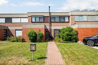 Op zoek naar een woning met een uitstekende ligging en heel wat potentieel? Deze gesloten bebouwing bevindt zich in een rustige woonwijk, op wandelafstand van het centrum van Opwijk, waar winkels, scholen, horeca en het openbaar vervoer binnen handbereik zijn.<br /><br />Binnenin geniet u van een open en aangename leefruimte die het hart van de woning vormt. Verder beschikt de woning over drie slaapkamers, waardoor ze ideaal is voor gezinnen of wie extra ruimte wenst voor een bureau of hobbykamer. Doorheen de jaren werden reeds verschillende werken uitgevoerd, zodat de woning een degelijke basis biedt om verder naar eigen smaak af te werken.<br /><br />Ook praktisch heeft deze eigendom heel wat te bieden. Zo beschikt u over een uitpandige garage en een handige toegang langs de achterzijde van het perceel, wat zorgt voor extra comfort en een vlotte bereikbaarheid.<br /><br />Hoewel de woning onder de renovatieverplichting valt, biedt dit tegelijk een mooie kans om ze energiezuiniger te maken. Zo kan de overstap naar een lucht-luchtwarmtepomp een belangrijke stap zijn om de EPC-score aanzienlijk te verbeteren. Daarnaast zijn op de eerste verdieping reeds de aansluitingen voorzien voor de realisatie van een extra badkamer, wat nog meer mogelijkheden biedt om de woning volledig af te stemmen op uw eigen woonwensen.<br /><br />Meer info: arno@woonvast.be of 0478 44 20 90