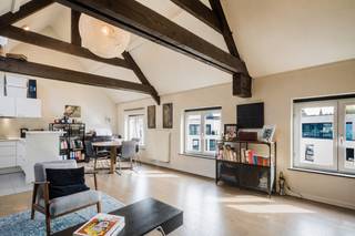 Ligging<br /><br />Dit instapklare appartement bevindt zich aan de Oude Houtlei, in het hart van de historische Gentse binnenstad. De residentie maakt deel uit van een renovatieproject uit 2011, waarbij het oorspronkelijke Alexianenklooster – Sint-Amanduscollege een nieuwe invulling kreeg.<br /><br />De ligging is werkelijk uitstekend. Op wandelafstand bevinden zich onder meer de Sint-Michielskerk, de Korenmarkt en de Veldstraat. Ook tal van winkels, restaurants, cafés en andere voorzieningen bevinden zich letterlijk om de hoek. Dankzij de ligging aan de Oude Houtlei geniet u bovendien van een aangename en rustige woonomgeving, terwijl u toch midden in het bruisende stadsleven woont.<br /><br />Indeling<br /><br />Het appartement bevindt zich op de vierde verdieping van de residentie en biedt een aangename en praktische indeling. U komt binnen in de inkomhal die toegang geeft tot de leefruimte met open keuken die zorgt voor een gezellige woonomgeving.<br /><br />Verder beschikt het appartement over een aparte slaapkamer met aansluitende douchekamer.<br /><br />De residentie zelf vormt een rustige woonomgeving en combineert het karakter van het historische gebouw met het comfort van een gerenoveerde residentie.<br /><br />Daarnaast bestaat de mogelijkheid om een autostaanplaats afzonderlijk aan te kopen voor 50.000 euro, een bijzonder interessante meerwaarde op deze centrale locatie.<br /><br />Troeven<br /><br />Instapklaar 1-slaapkamerappartement<br />Historische residentie, gerenoveerd in 2011<br />Oorspronkelijk Alexianenklooster – Sint-Amanduscollege<br />Rustige residentie in het hart van Gent<br /><br />Mogelijkheid tot aankoop van een staanplaats aan 50.000 euro<br /><br />Een bijzonder interessante woon- of investeringsopportuniteit voor wie centraal wil wonen in Gent en daarbij het karakter van een historische omgeving wil combineren met hedendaags wooncomfort.