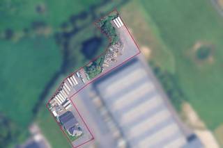 L'entreposage/espace commercial (400 m²) :Une zone hautement fonctionnelle de 400 m² avec une hauteur libre de 5,60 m et une hauteur de crête de...