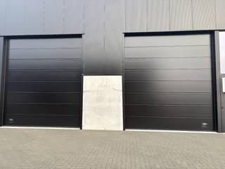 Nieuwbouw KMO-unit van ca. 180 m²<br /><br />Voorzieningen<br />- Parkeerplaats<br />- Lichtstraat<br />- Gepolierde betonvloer<br />- Sectionale poort (ca 4,5 m x 4 m)<br />- Afzonderlijke toegangsdeur<br /><br />Locatie : <br />Gelegen vlakbij Waregem en slechts 10 minuten van de E17 (afrit Waregem)<br /><br />Bent u op zoek naar bedrijfsvastgoed bestaande uit een magazijn te huur in de regio Wielsbeke?<br />Aarzel dan zeker niet om ons te contacteren.