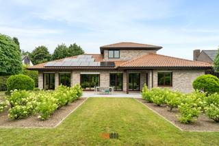 PRACHTIGE villa, residentieel gelegen met vlotte connectie tot het stadscentrum, E403 en AZ Delta.<br />Deze zuiders geïnspireerde villa met een mooie totale bewoonbare oppervlakte van 338m² bevindt zich in een heel rustige woonwijk en biedt haar bewoners heel wat privacy.<br />De eigenaars beslisten hun woonvolume wat te verkleinen en hebben altijd met hart en ziel voor hun eigendom gezorgd. Ze is dan ook uitzonderlijk goed onderhouden en vergt geen enkele aanpassing of vernieuwing.<br /><br />Gebouwd in '95 op een mooi perceel van 1.149m², heel efficiënt ingedeeld en gebouwd met uiterst duurzame materialen zoals marmeren vloer, granieten werkblad, Afzelia hout,...<br />De 14 zonnepanelen (4,48kWp - thuisbatterij én autolader), warmtepompboiler én recent vernieuwde ATAG CV-ketel, zorgen voor een energiezuinige woonst met EPC label B.<br />De buitenomgeving werd heel doordacht aangeplant en biedt haar bewoners een groene en onderhoudsvriendelijke zuid gerichte tuin met verschillende aangename zithoekjes.<br />De indeling is als volgt:<br />ruime inkomhal met gastentoilet - lichtrijke woonkamer - bureau - afzonderlijke keuken (SIEMATIC) met gezellige eethoek - nachthal - masterbedroom met inbouwkasten - badkamer met ligbad/toilet/dubbele wastafel - slaapkamer 2 met inbouwkasten - dubbele berging - XL garage met 2 afzonderlijke poorten, ruime wasplaats en afzonderlijke doucheruimte. <br />De verdieping omvat een nachthal die toegang biedt aan een hele ruime derde slaapkamer, een nog verder in te richten badkamer (wastafel en toilet reeds geïnstalleerd!) en een vierde kleinere slaapkamer met aansluitend een praktische zolderruimte met extra inrichtingsmogelijkheden.<br />Aan woonvolume zeker geen gebrek... een ideale gezinswoning mede dankzij de 4 volwaardige slaapkamers en centrale liging.<br />Extra troeven: regenwater (20.000L), PCV rolluiken, zonnewering (verdieping), conforme elektriciteitskeuring tot 2047, asbestvrij, energiezuinig,...<br />Dossierstukken te vinden net onder de contactgegevens van makelaar Sarah.