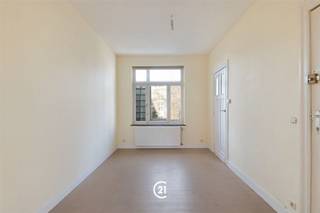 Dit gebouw van 5 erkende eenheden is ideaal gelegen in het hart van Anderlecht, naast het Astridpark en op loopafstand van openbaar vervoer, scholen en winkels.De eenheden bestaan uit een woonkamer, keuken, slaapkamer en doucheruimte. Elke verdieping heeft zijn eigen gasketel en individuele meters voor water, gas en elektriciteit.Perfect voor een winstgevende investering.Bod vanaf 650.000€, onder voorwaarde van aanvaarding van de verkoper.
