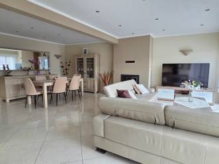 Ontdek dit mooie afgewerkt appartement op de eerste verdieping in Erembodegem, perfect voor wie houdt van comfort en ruimte.Het appartement is...