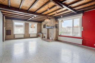 Op enkele minuten van het centrum van Ardooie, nabij Roeselare, bevindt zich deze ruime halfopen woning. De woning combineert comfort,...