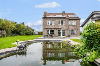 <p><span>Charmante woning in Wolvertem, een ideale gezinswoning met een ruime bewoonbare oppervlakte van 264m². Deze prachtige vier-slaapkamerwoning biedt een harmonieuze mix van comfort en elegantie, perfect voor iedereen die op zoek is naar een rustige en ruime thuisomgeving.</span></p><p><span>Bij binnenkomst ervaart u onmiddellijk de warme en uitnodigende sfeer, mede dankzij het prachtige houtwerk en de stijlvolle afwerking. </span></p><p><span>De ruime woonkamer en eetkamer verrijkt met een inbouwcassette en houten balken, biedt een adembenemend uitzicht op de idyllische tuin met vijver.</span></p><p><span>De keuken is volledig ingericht en biedt ruim voldoende werk- en opbergruimte. </span></p><p><span>Op de bovenverdieping bevinden zich drie ruime slaapkamers en één kleine slaapkamer, elk voorzien van grote ramen die zorgen voor veel daglicht en een aangename sfeer. Een ruime badkamer zorgt voor optimaal dagelijks comfort.</span></p><p><span>Bovendien beschikt de woning over een zolder die u tal van mogelijkheden biedt voor renovatie en uitbreidingsmogelijkheid, ideaal voor een vijfde slaapkamer, hobbyruimte of thuiswerkplek.</span></p><p><span>In de tuin, een oase van rust en natuurpracht, kunt u heerlijk ontspannen aan de rand van de vijver of op het terras. Hier vindt u ook een praktische garage met extra bergruimte.</span></p><p><span> </span></p><p><span>Deze woning heeft een ideale ligging omdat ze rustig en groen gelegen is en toch uitstekend bereikbaarheid biedt. Dankzij de centrale ligging dichtbij Brussel en de vlotte aansluiting met belangrijke invalswegen, geniet je van landelijke charme gecombineerd met stedelijke nabijheid. </span></p><p><span>Dit biedt u een unieke kans om te genieten van een comfortabel en stijlvol leven te midden van een prachtige en serene omgeving. </span></p><p><span>Mis deze kans niet en ontdek zelf de vele voordelen die dit huis te bieden heeft!</span></p><p><span> </span></p><p><span> </span></p><p><span> </span></p><p><span> </span></p><p><span> </span></p><p><span> </span></p><p><span> </span></p><p><span> </span></p><p><span> </span></p><p><span> </span></p><p><span> </span></p><p><span> </span></p><p><span> </span></p><p><span> </span></p><p><span> </span></p><p><span> </span></p><p><span> </span></p><p><span> </span></p><p><span> </span></p>